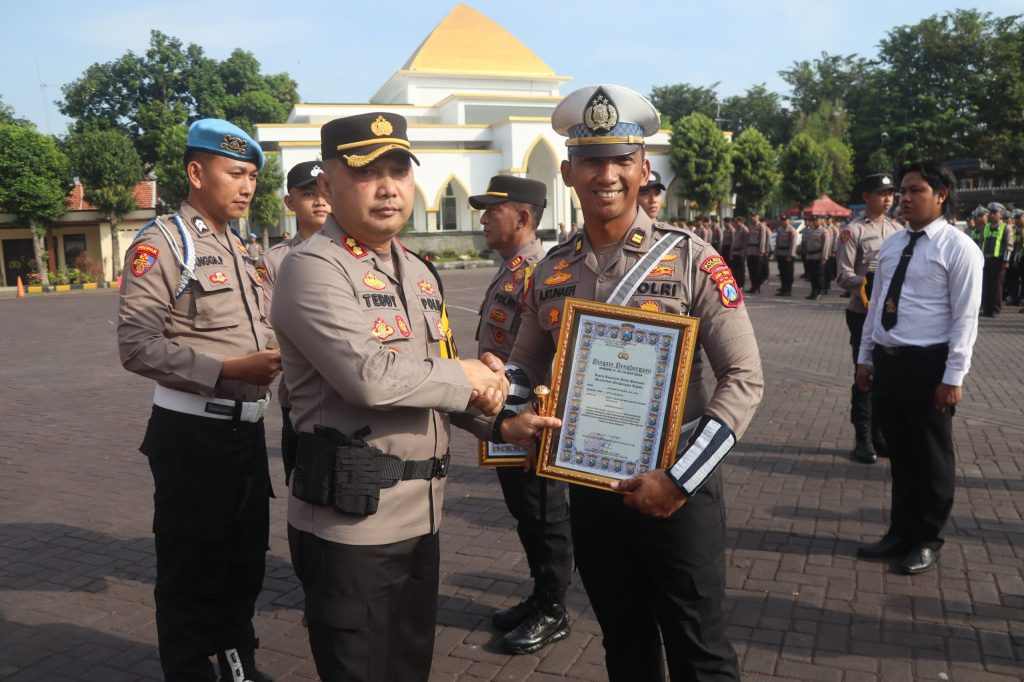 Korp Raport juga Reward Anggota Polri dan Masyarakat diberikan Kapolres&nbsp;Pasuruan