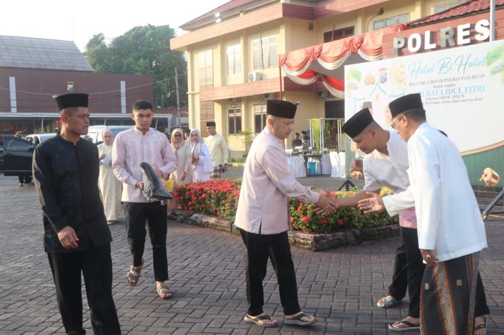 Keluarga Besar Polres Pasuruan Sholat Idul Fitri Bersama di Masjid&nbsp;Rofiqul