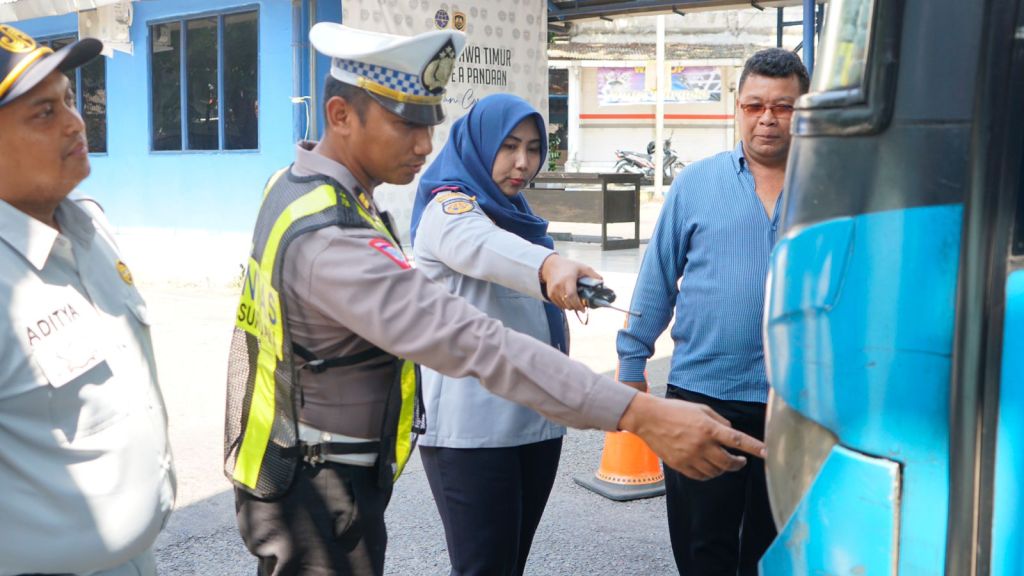 Cegah Resiko Kecelakaan, Satlantas Polres Pasuruan Check Kendaraan Angkutan&nbsp;Orang