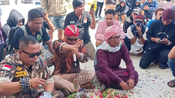 Aktivis Pasuruan Demo Damai : Londo Main Drama Teatrikal di Gedung Putih