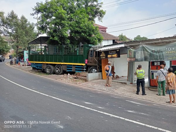 Diduga Rem Blong, Truk Fuso Tabrak Gerobak dan Toko di Lebakrejo&nbsp;Purwodadi