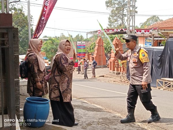 “Senyum Sapa” Brigadir Tono Dalam Pengamanan Karnaval Desa&nbsp;Tambaksari
