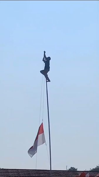 Untung Ada Totok..!!! Sang Saka Merah Putih Macet Saat Upacara di Desa Bakalan Purwosari